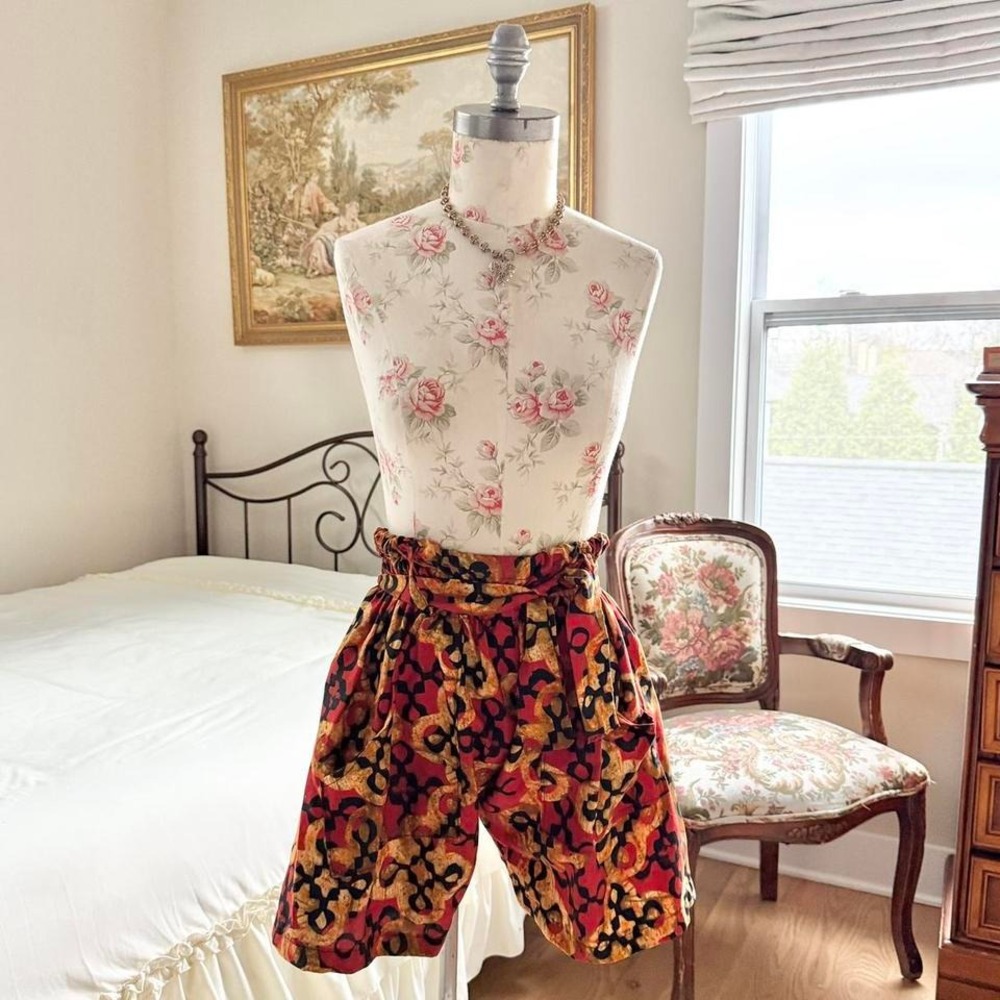 90s‎ vibrant red and gold high waisted printed shorts